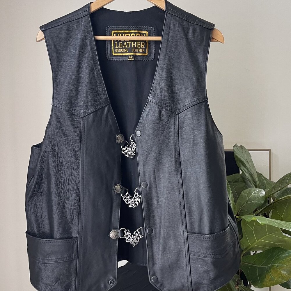 Men's HUDSON Black Leather Vest Buffalo Chain Snap Size 50 Biker Motorcycle Vtg